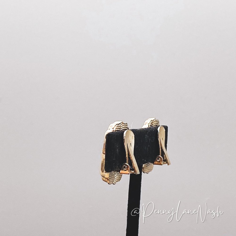Vintage Framed Heart Etch Gold Plated Stud Earrings - Picture 6 of 7